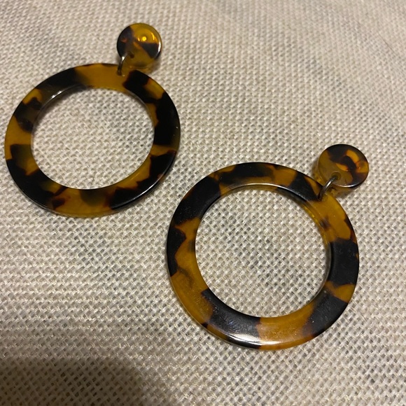 ZENZII Tortoise She’ll Earrings - Picture 2 of 5